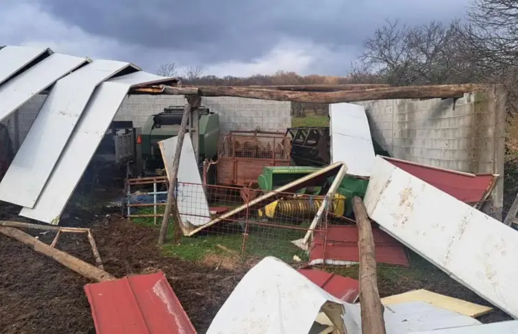 Estrutura danificada e derrubada pelo mau tempo